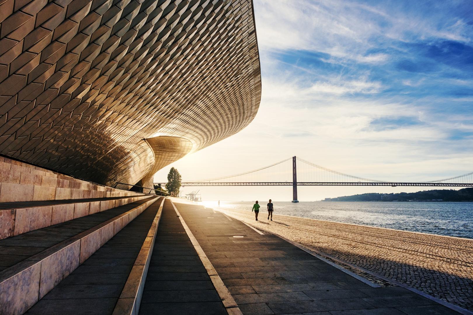 Museu MAAT com vista para a ponte 25 de Abril