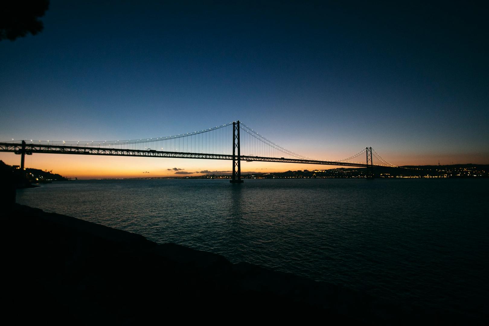 Ponte 25 de Abril ao pôr do sol